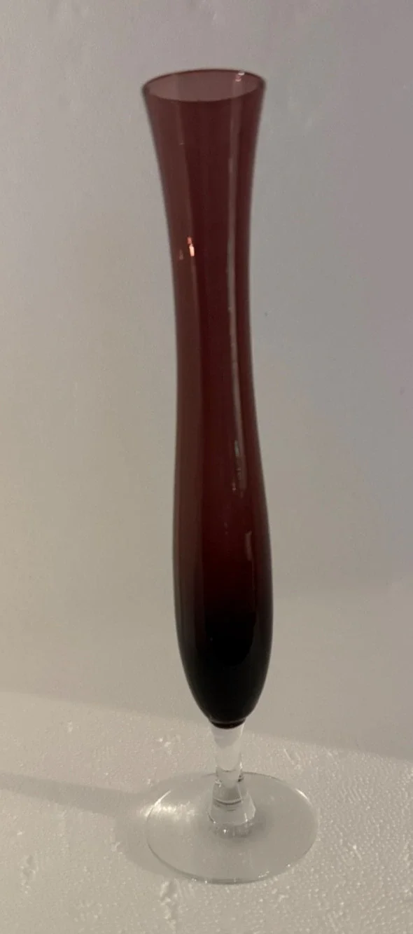 ✨ Vintage Art Glass Bud Vase – Amethyst / Plum Ombre